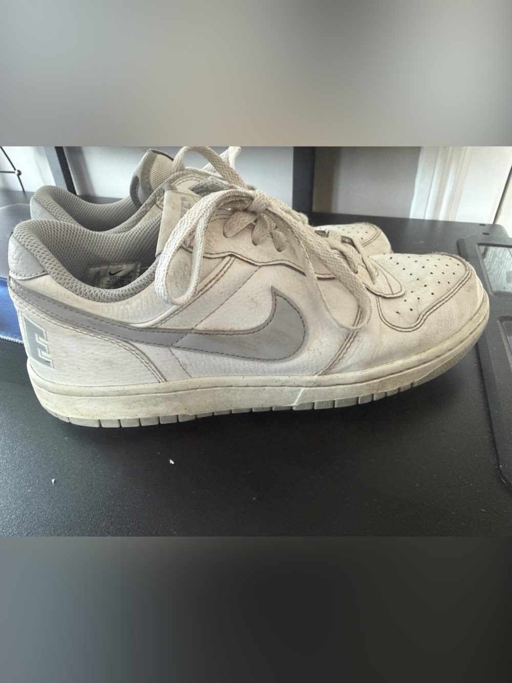 Nike Men’s Low-Top Sneakers White and Gray - size 9.5